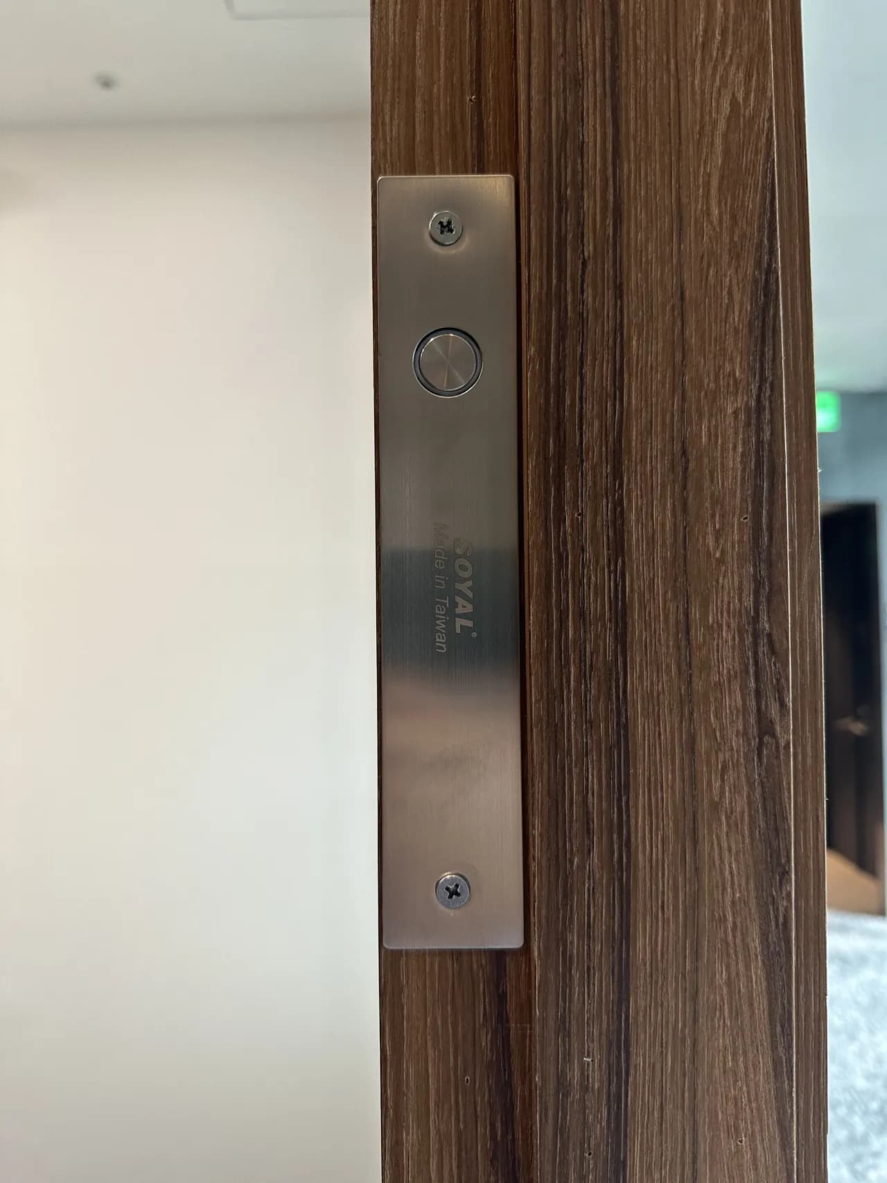 陽極鎖木框精準開孔 嚴絲合縫的門禁安裝工藝