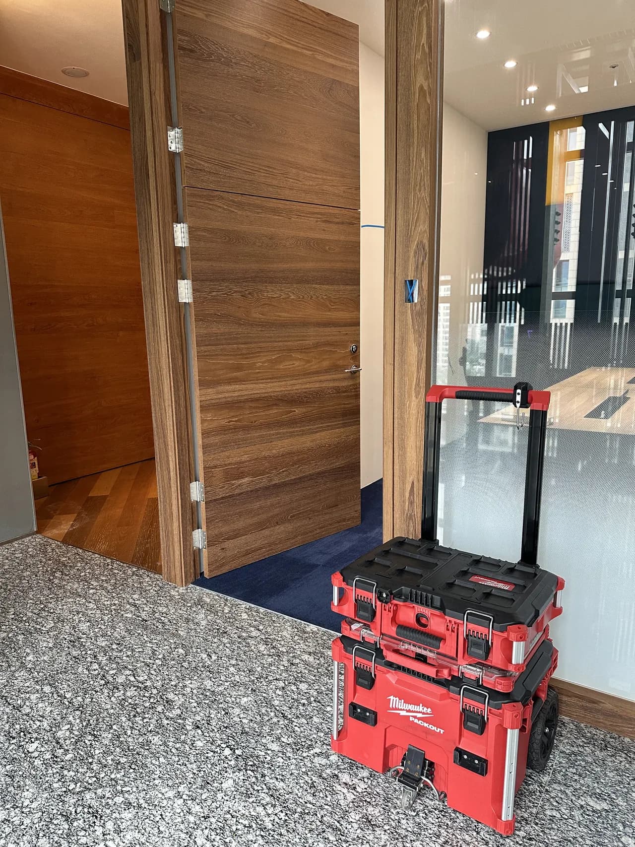 一帆安全整合使用美國品牌美沃奇 Milwaukee 專業工具進行弱電施工