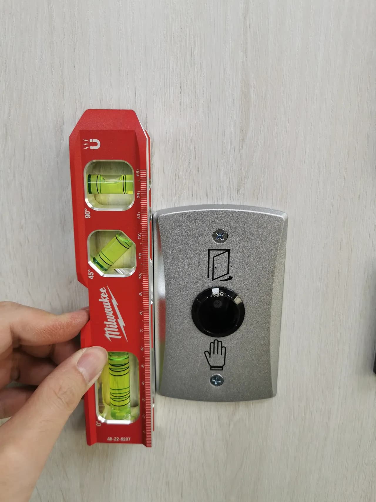 使用水平尺確保設備安裝精準 一帆專業施工標準